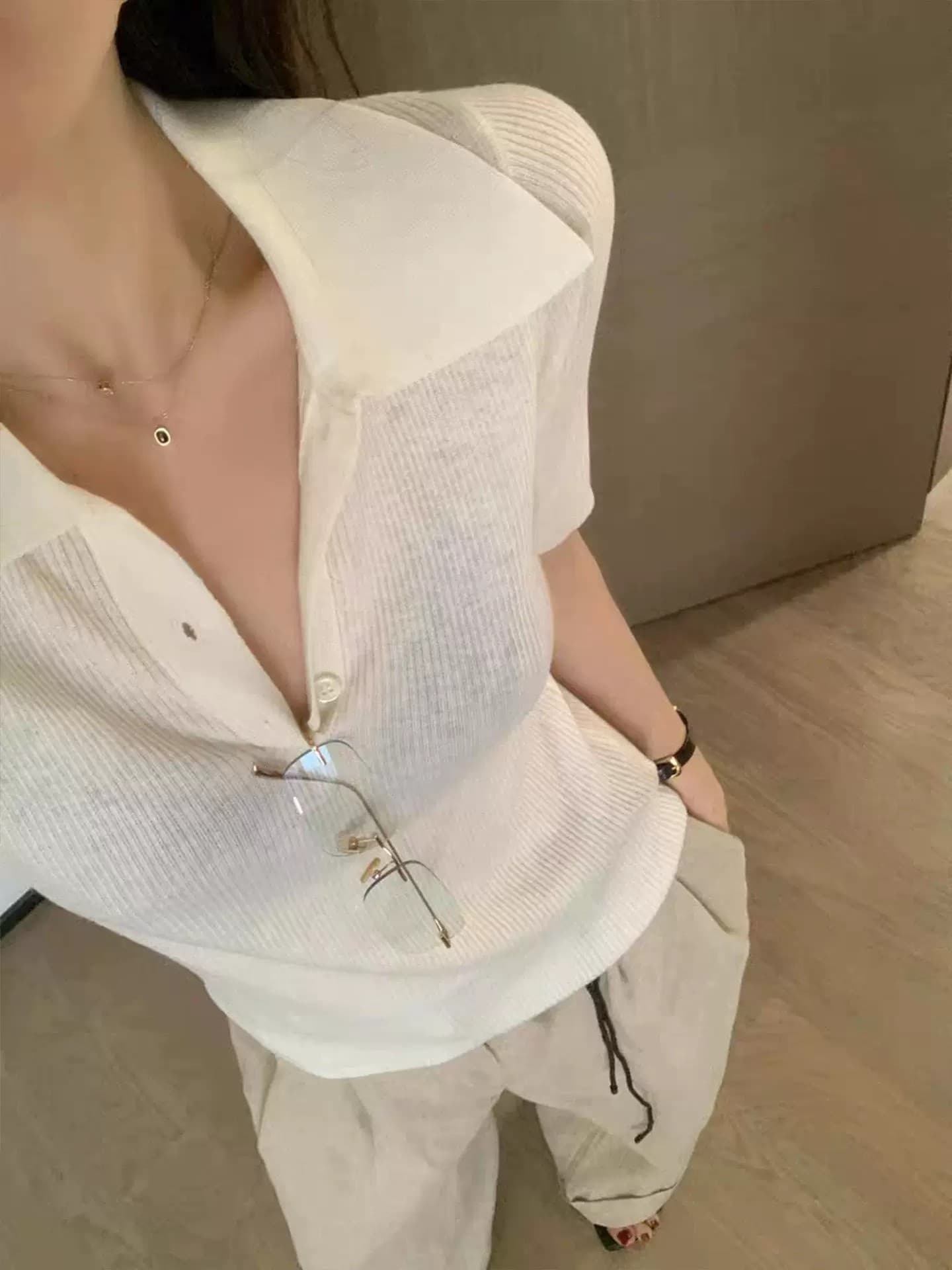 복잡한 고대 돈 바람 커피 색상 POLO 칼라 구덩이 기사 니트 스웨터 티셔츠 여성 여름 캐주얼 다용도 폴로 칼라 반팔 맨위 상세 이미지 4