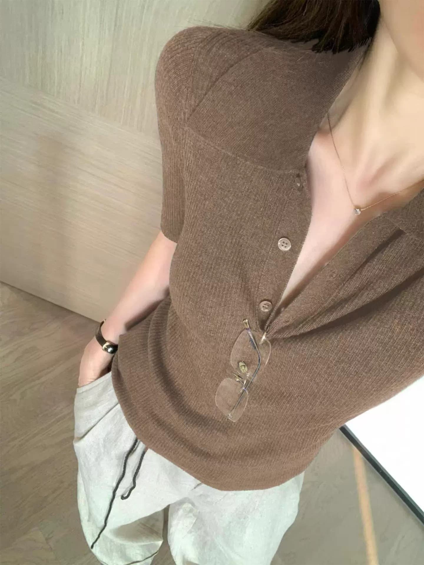 복잡한 고대 돈 바람 커피 색상 POLO 칼라 구덩이 기사 니트 스웨터 티셔츠 여성 여름 캐주얼 다용도 폴로 칼라 반팔 맨위 상세 이미지 15