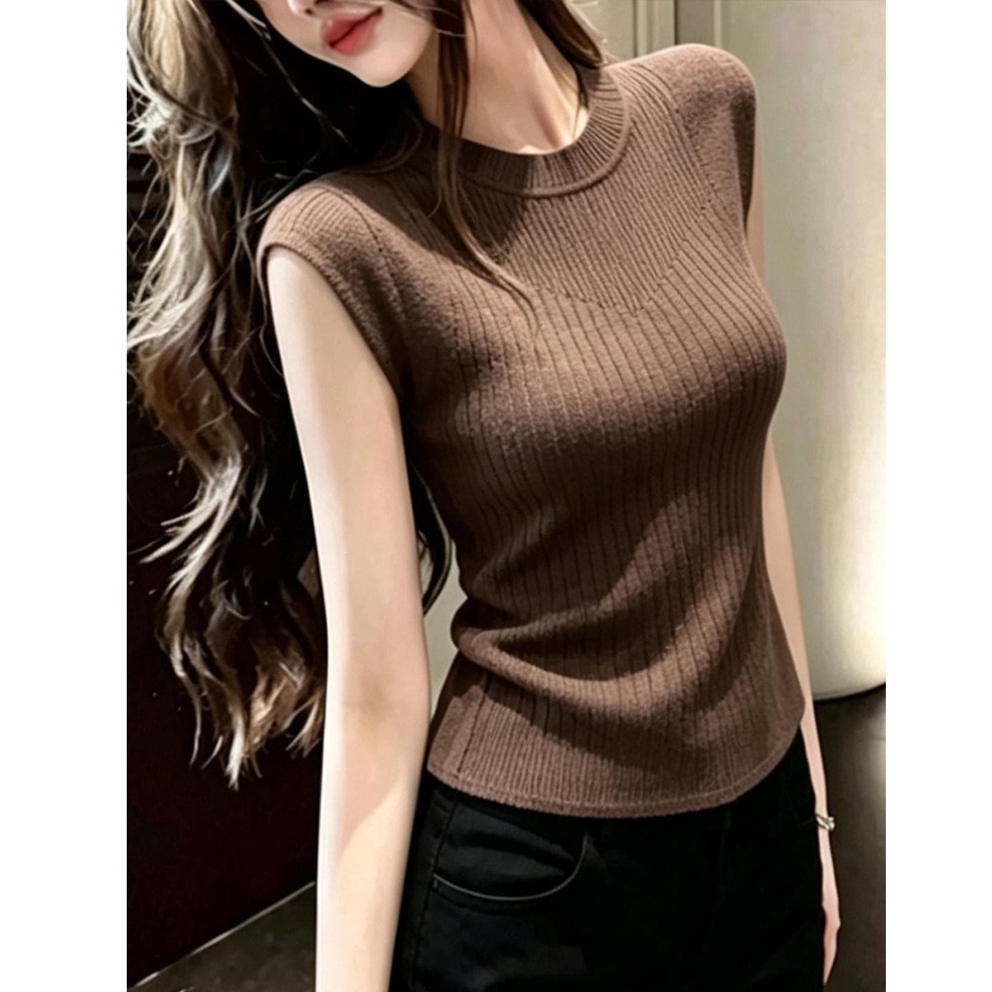 고유 한 아름다운 커피 색상 라운드 넥 반팔 니트 스웨터 여성 여름 세련된 작은 대중 디자인 센스 몸매 가꾸기 슬림해 보이는 다용도 맨위 이미지 3