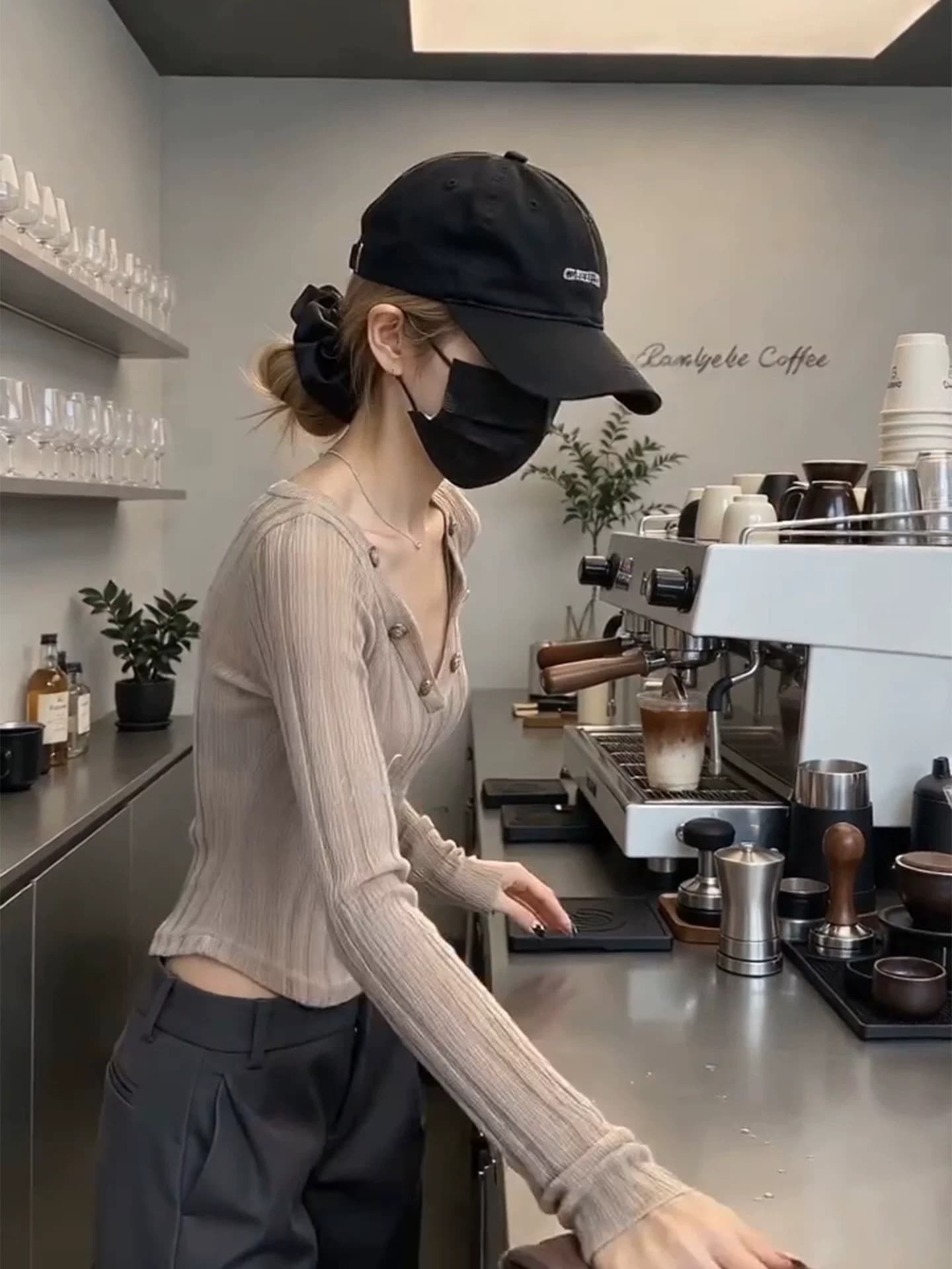 한 부서 카키 V넥 구덩이 기사 긴팔 니트 기본 셔츠 여성 가을 디자인 센스 아름다운 인사이드 가져 가라. 몸매 가꾸기 작은 맨위 이미지 2