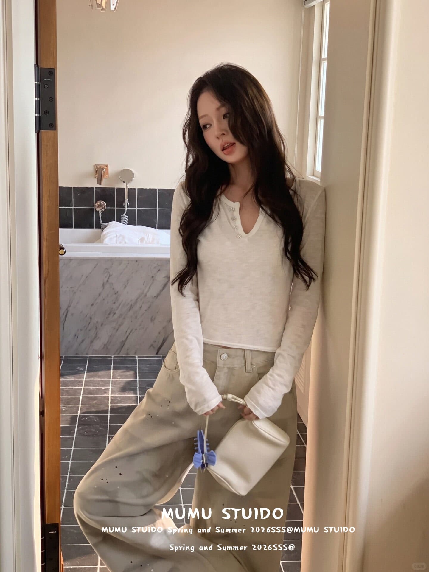 한 부서 화이트 반 개방 칼라 긍정적 인 어깨 긴팔 티셔츠 기본 셔츠 여성 가을 쇼트 스타일 작은 키 품격 인사이드 잡아라. 의류 이미지 4