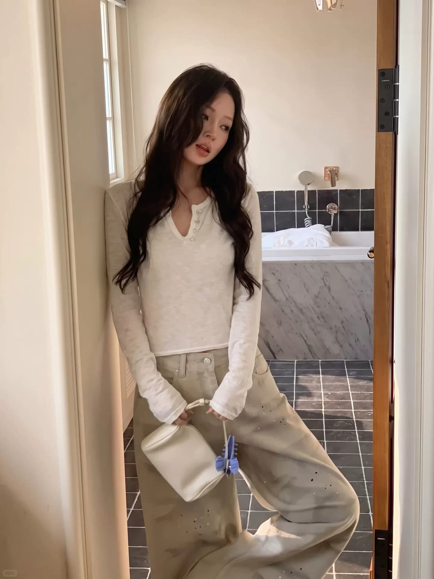 한 부서 화이트 반 개방 칼라 긍정적 인 어깨 긴팔 티셔츠 기본 셔츠 여성 가을 쇼트 스타일 작은 키 품격 인사이드 잡아라. 의류 상세 이미지 6