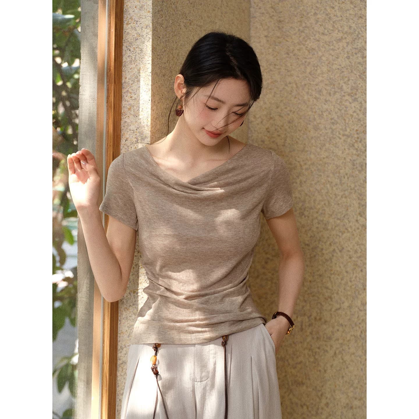 흔들다 칼라 프랑스식 긍정적 인 어깨 반팔 티셔츠 여성 여름 레트로 몸매 가꾸기 맨위 이미지 2