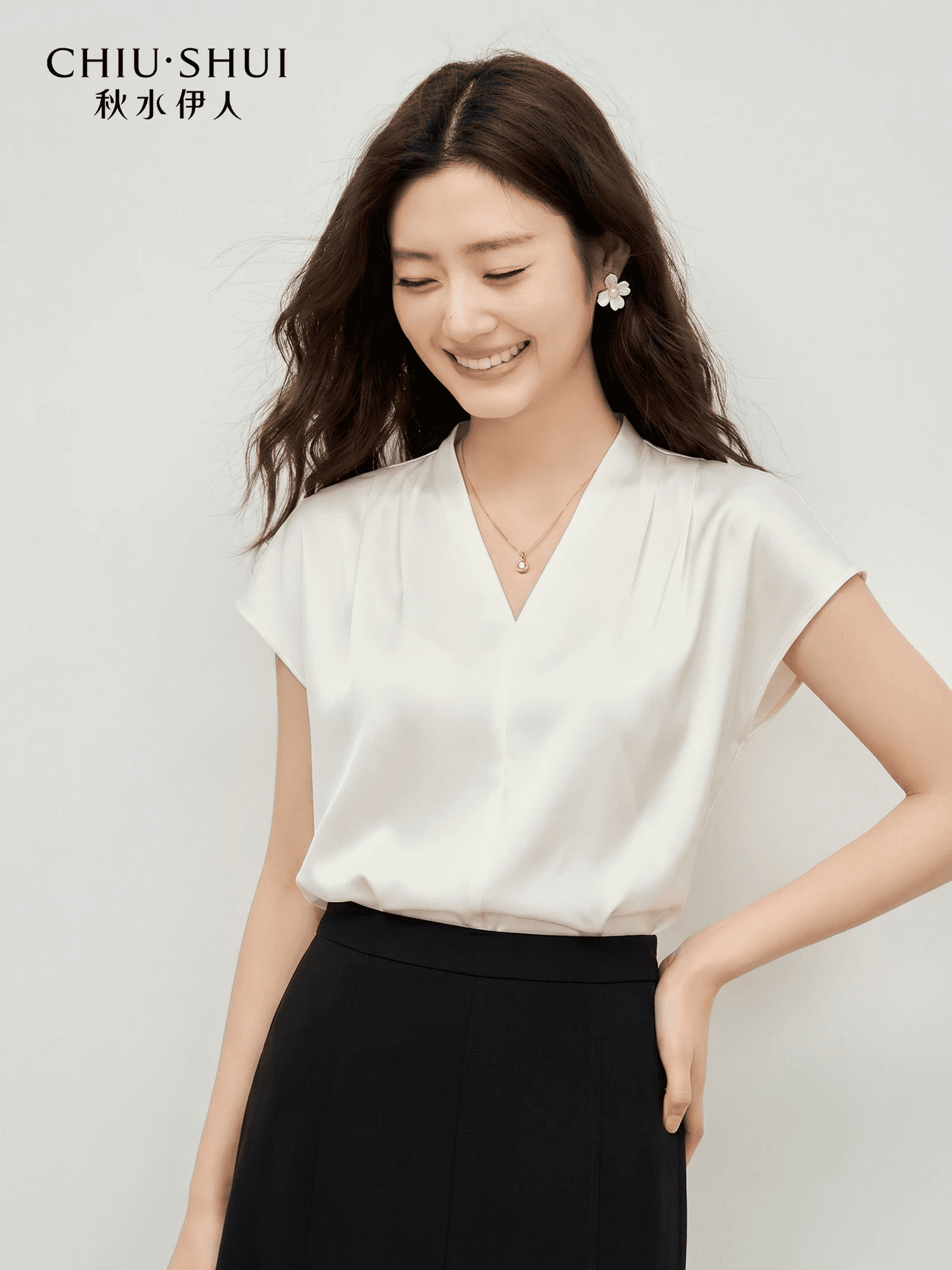 품격 부드러운 V 넥 셔츠 2026 년 여름 새로운 여성 다용도 몸매 가꾸기 출퇴근 가을 어깨 의류