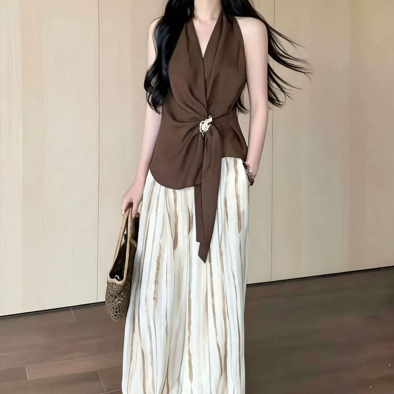 빛 요리 한 바람 V넥 민소매 허리 수축 조끼 세트 여성 2026 여름 새로운 슬림해 보이는 품격 와이드 레그 팬츠 투피스 세트 이미지 6