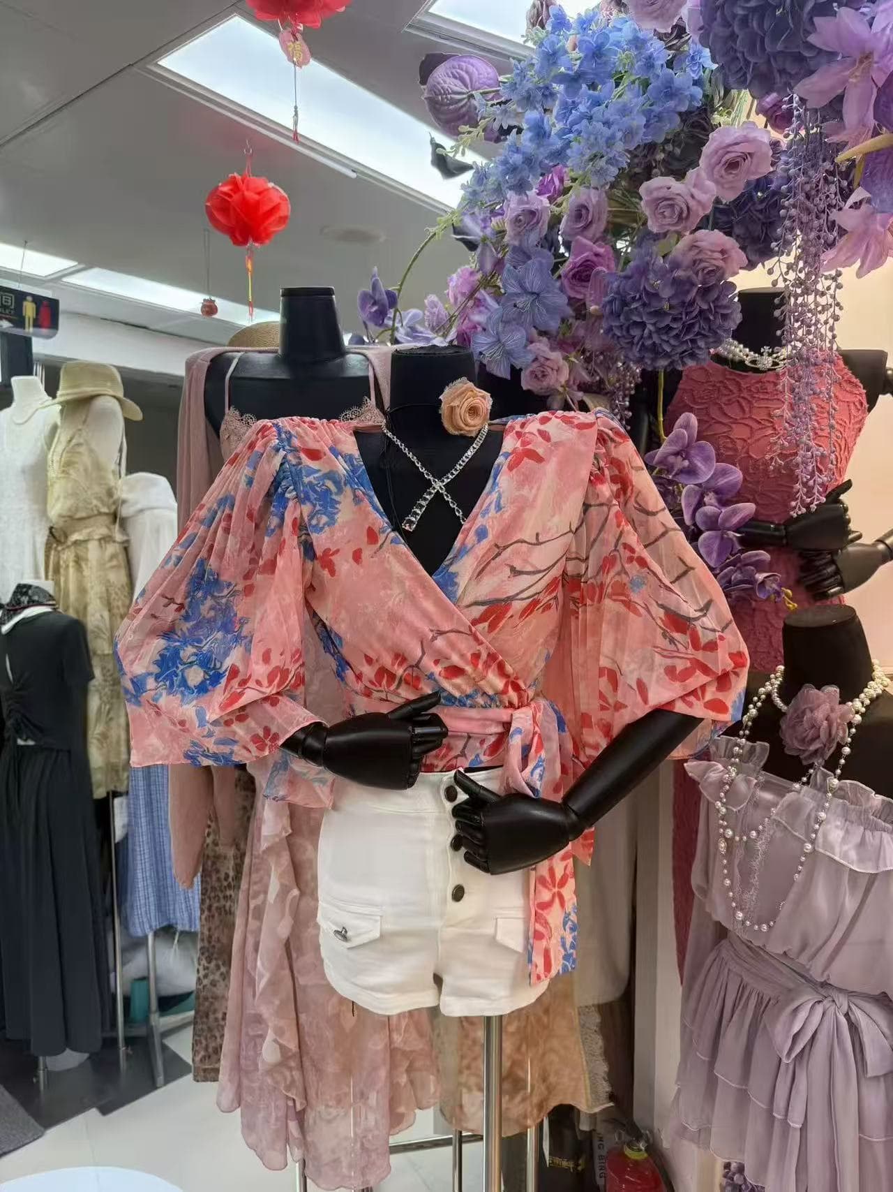 프랑스식 빛 요리 한 바람 V넥 십자가 스트랩 프린트 셔츠 여름 새로운 몸매 가꾸기 슬림해 보이는 고급 센스 쇼트 스타일 맨위 상세 이미지 9