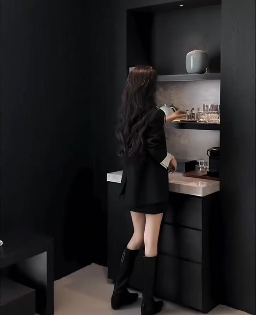 가을 새로운 품격 디자인 센스 패치워크 블레이저 하이웨이스트 반신 스커트 슬림해 보이는 검정색 패션 세트 여성 상세 이미지 8