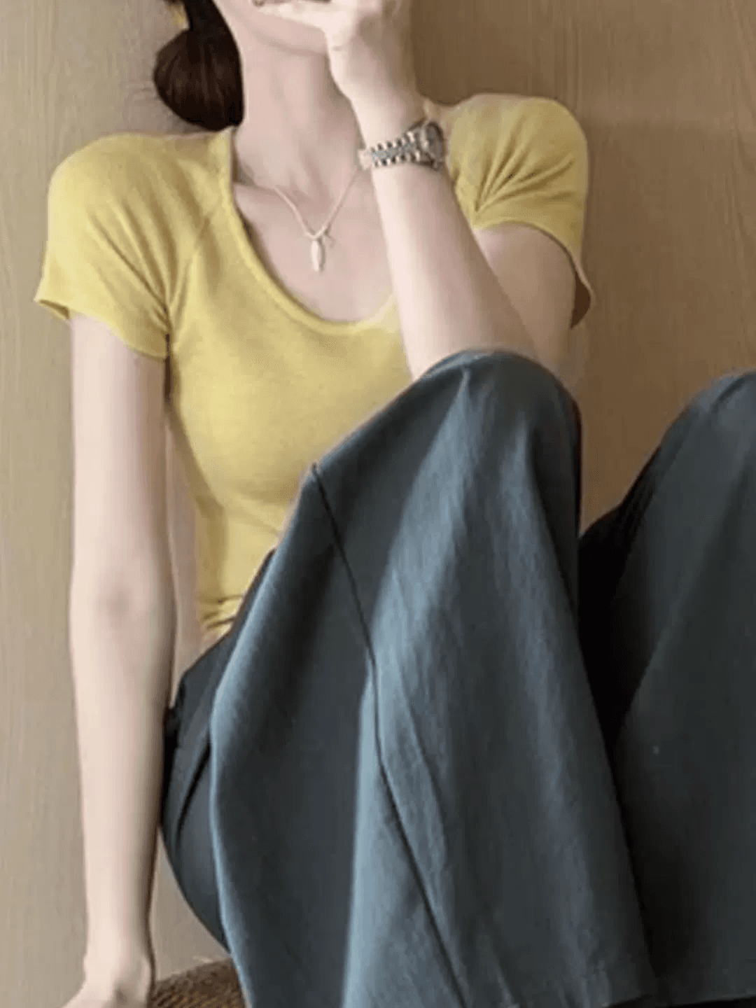 도파민 바람 황색 긍정적 인 어깨 u 칼라 반팔 티셔츠 여성 여름 2026 새로운 몸매 가꾸기 슬림해 보이는 다용도 단색 맨위