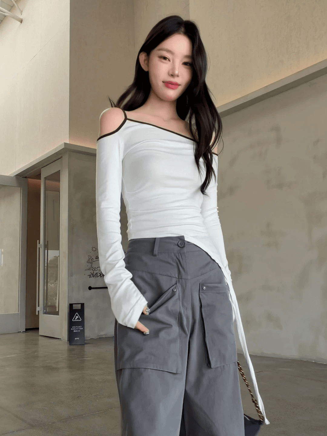 작은 대중 디자인 센스 배색 비스듬한 어깨 긴팔 티셔츠 여성 여름 새로운 핫걸 몸매 가꾸기 Chic 오프숄더 니트 맨위 이미지 3