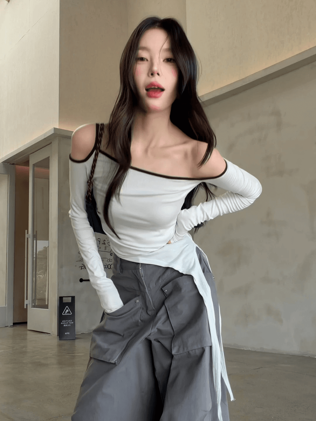 작은 대중 디자인 센스 배색 비스듬한 어깨 긴팔 티셔츠 여성 여름 새로운 핫걸 몸매 가꾸기 Chic 오프숄더 니트 맨위 이미지 4