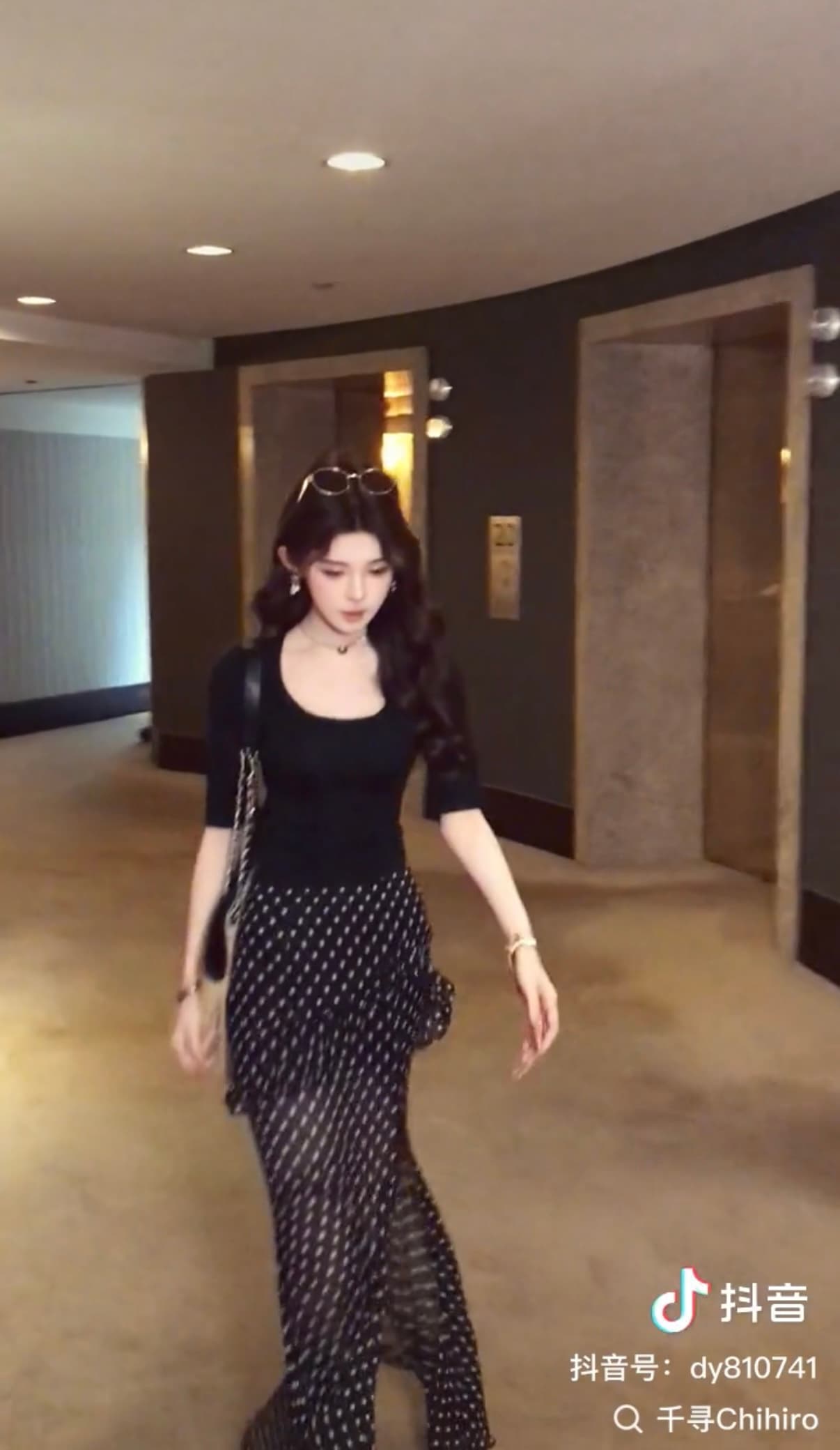 검정색 맨위 도트 무늬 치마 이미지 4