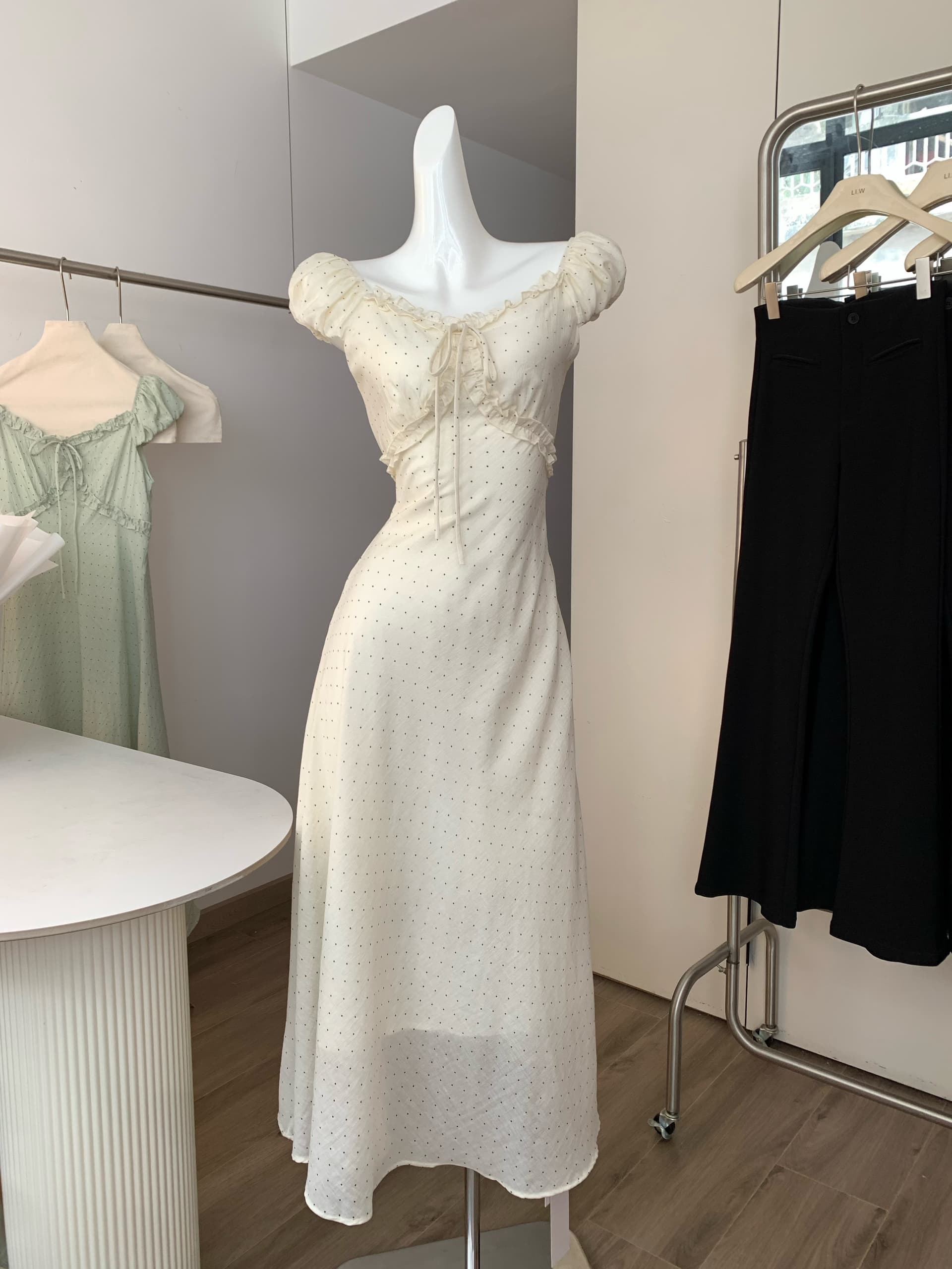 uone 정통 열세 개 도트 무늬 드레스 롱 스커트 여름 프릴 V넥 레이스업 디자인 슬림해 보이는 치마 이미지 2