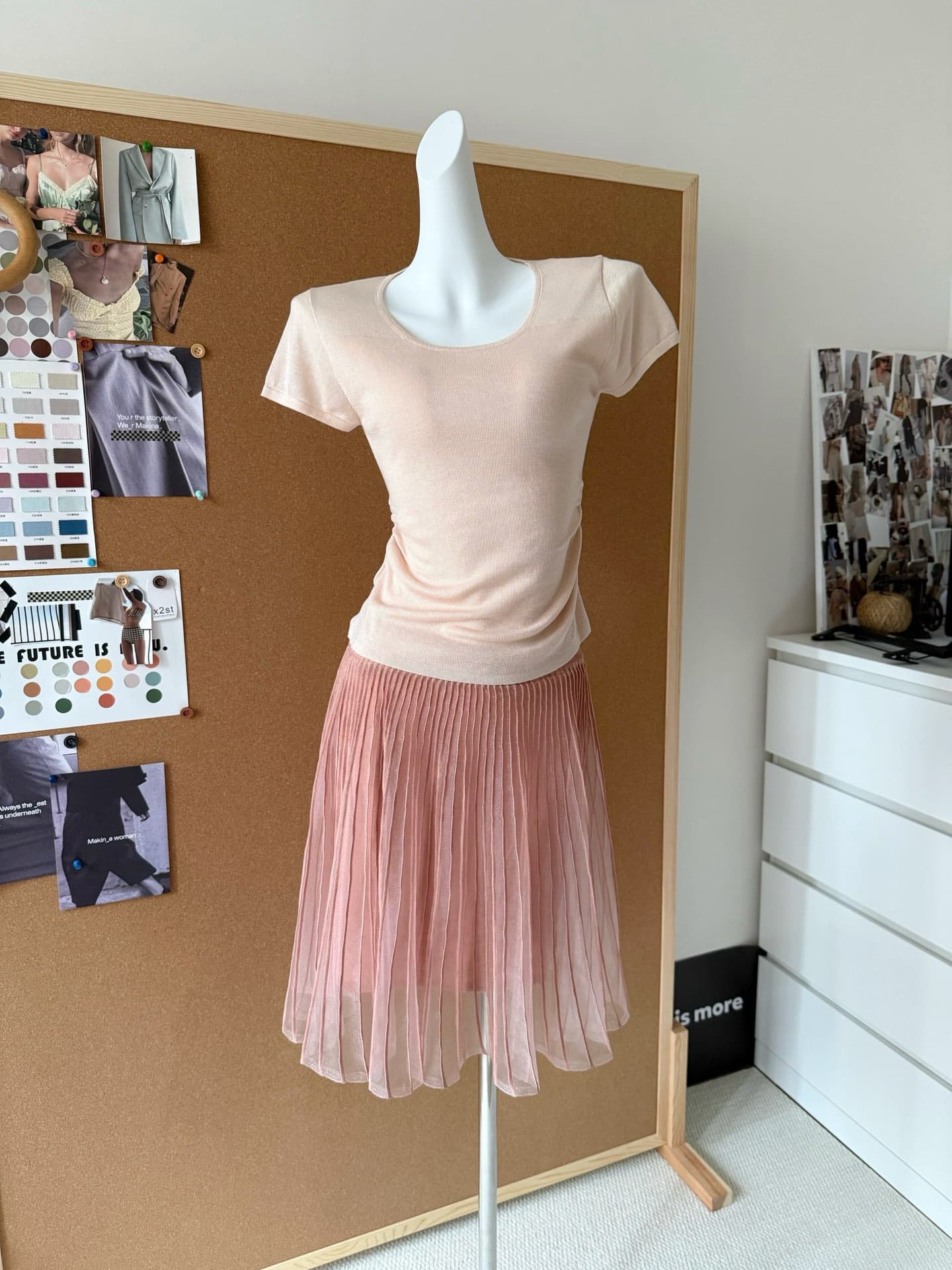 라이 경기 서울 광장 칼라 펌프 Pleat 품격 반팔 니트 티셔츠 여성 긍정적 인 어깨 만나는 맨위 청 ~을 통해 패치워크 하이웨이스트 반 스커트 이미지 2