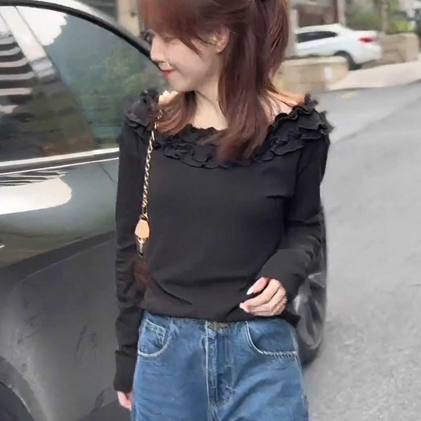 개성 이른 가을 프릴 비스듬한 어깨 오프숄더 긴팔 티셔츠 2025 가을 새로운 검정색 다용도 품격 맨위 여성 이미지 4