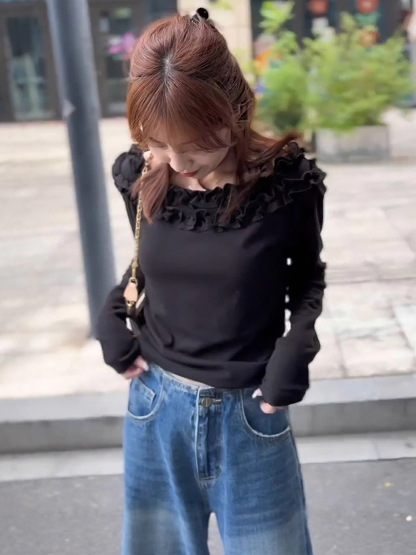 개성 이른 가을 프릴 비스듬한 어깨 오프숄더 긴팔 티셔츠 2025 가을 새로운 검정색 다용도 품격 맨위 여성 상세 이미지 3