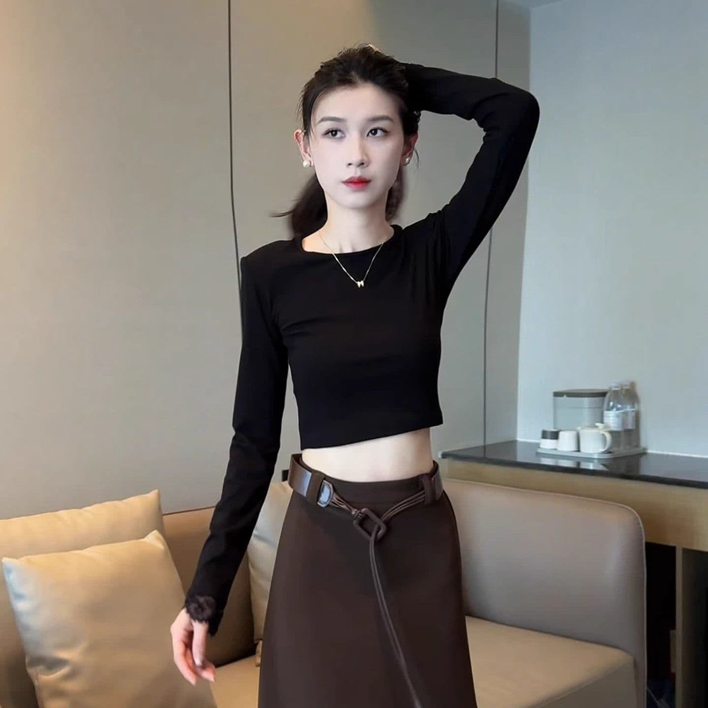 40 차가운 실크 차가운 면 봄 가을 새로운 검정색 슬림해 보이는 뒤로 홀로우 아웃 레이스 조각 티셔츠 여성 품격 다용도 이미지 3