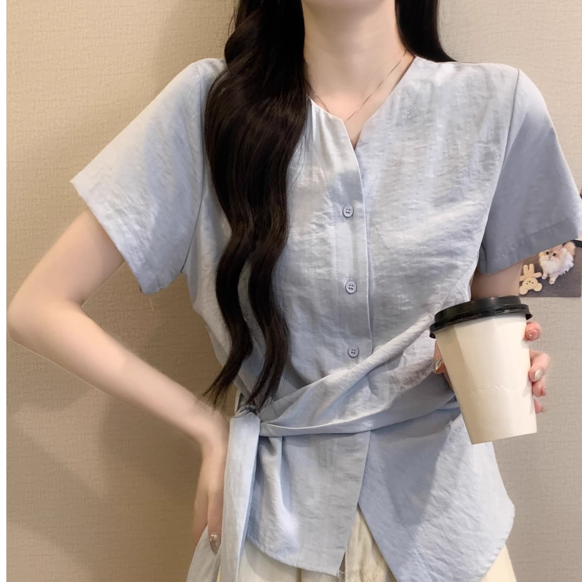 2026 년 새로운 고유 한 Chic 불규칙 허리 수축 스트랩 V넥 반팔 여성 셔츠 여름 슬림해 보이는 표지 배 맨위 이미지 2