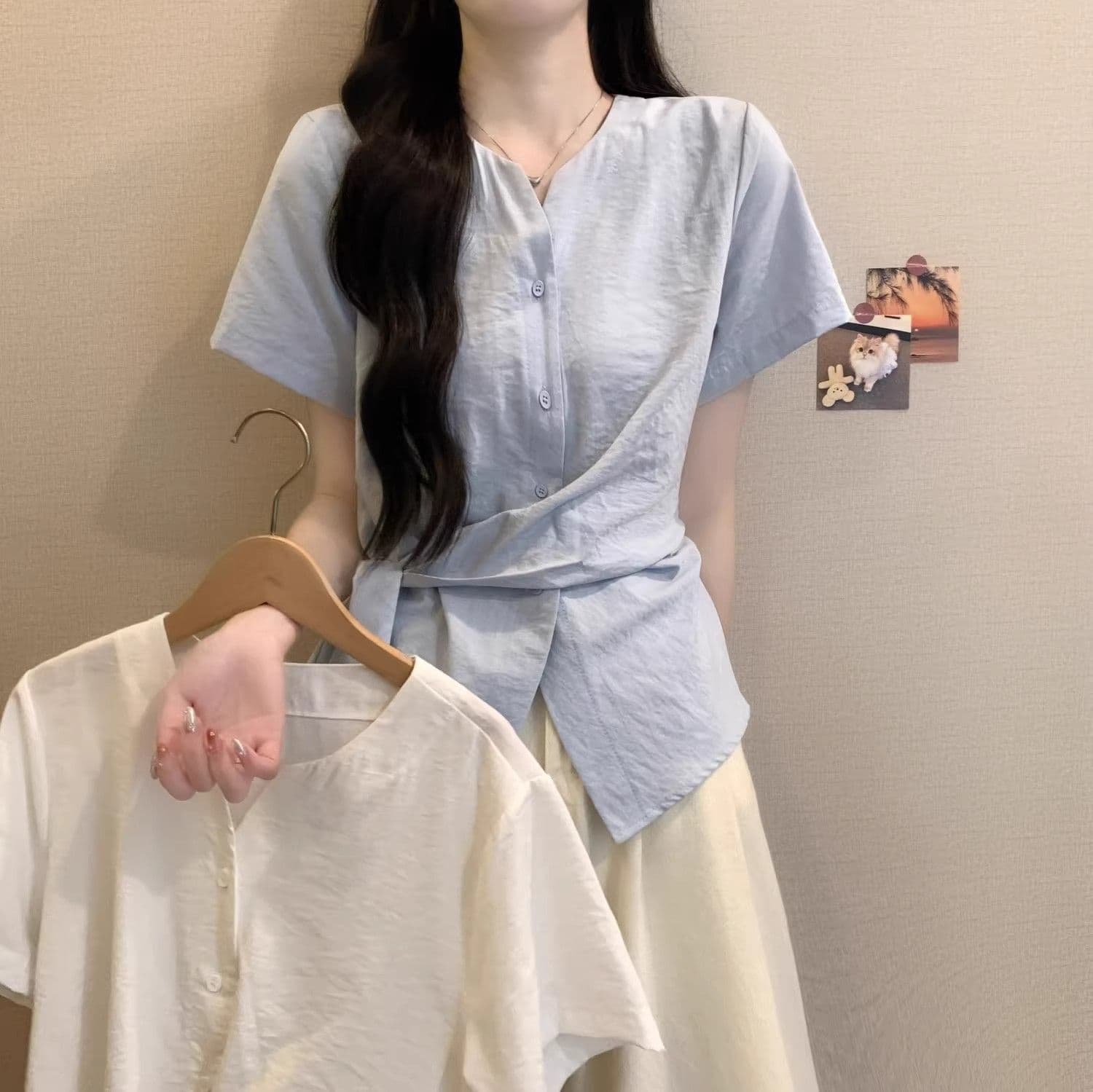 2026 년 새로운 고유 한 Chic 불규칙 허리 수축 스트랩 V넥 반팔 여성 셔츠 여름 슬림해 보이는 표지 배 맨위 상세 이미지 3