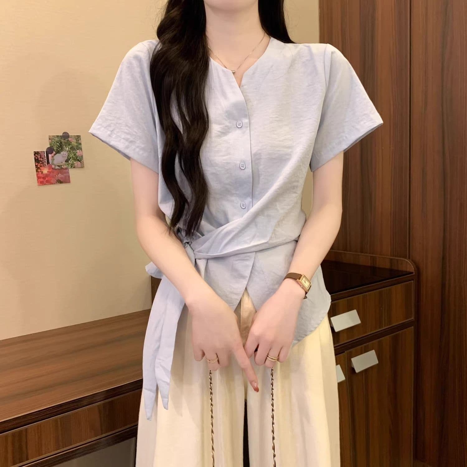 2026 년 새로운 고유 한 Chic 불규칙 허리 수축 스트랩 V넥 반팔 여성 셔츠 여름 슬림해 보이는 표지 배 맨위 상세 이미지 7