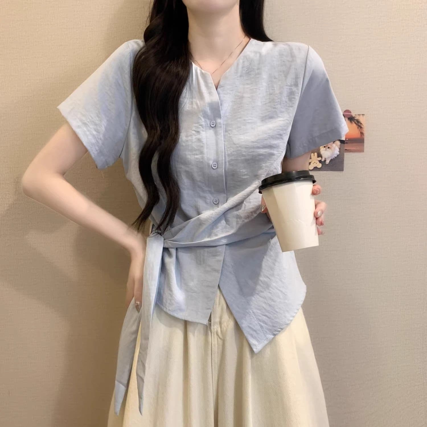 2026 년 새로운 고유 한 Chic 불규칙 허리 수축 스트랩 V넥 반팔 여성 셔츠 여름 슬림해 보이는 표지 배 맨위 상세 이미지 11