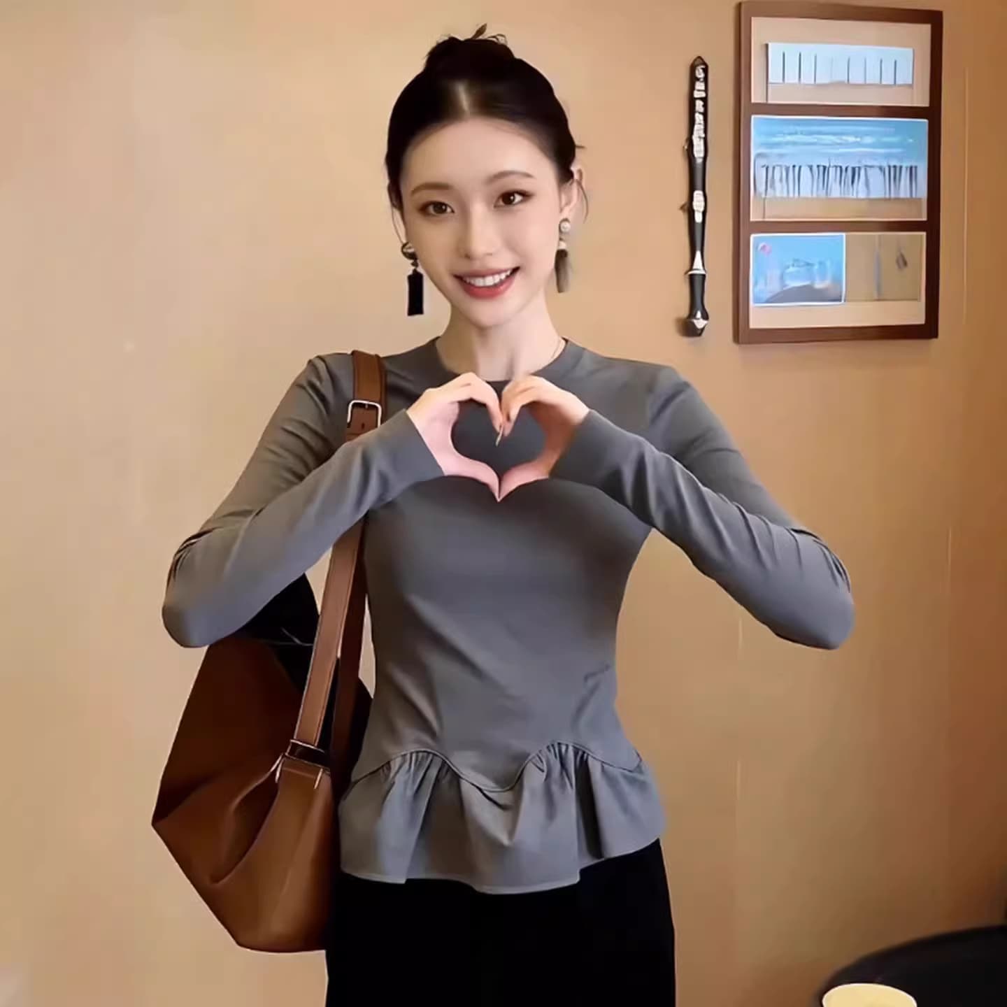 회색 긴팔 티셔츠 여성 허리 수축 슬림해 보이는 프릴 밑단 미니멀리즘 다용도 맨위 2026 봄 새로운 여성 의류 이미지 5