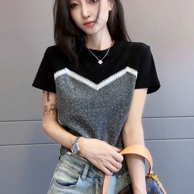 2026 여름 새로운 라운드 넥 긍정적 인 어깨 패션 패치워크 배색 반팔 티셔츠 여성 연령 감소 캐주얼 페이크 레이어드 맨위