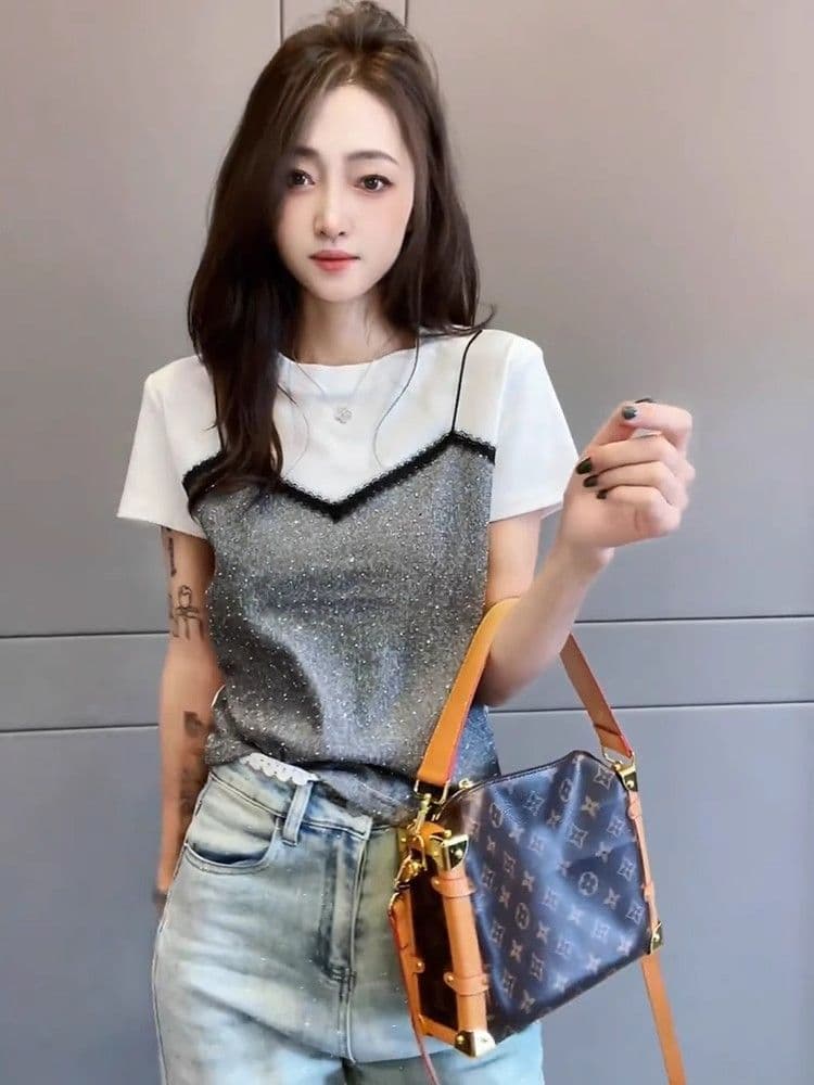 2026 여름 새로운 라운드 넥 긍정적 인 어깨 패션 패치워크 배색 반팔 티셔츠 여성 연령 감소 캐주얼 페이크 레이어드 맨위 상세 이미지 3
