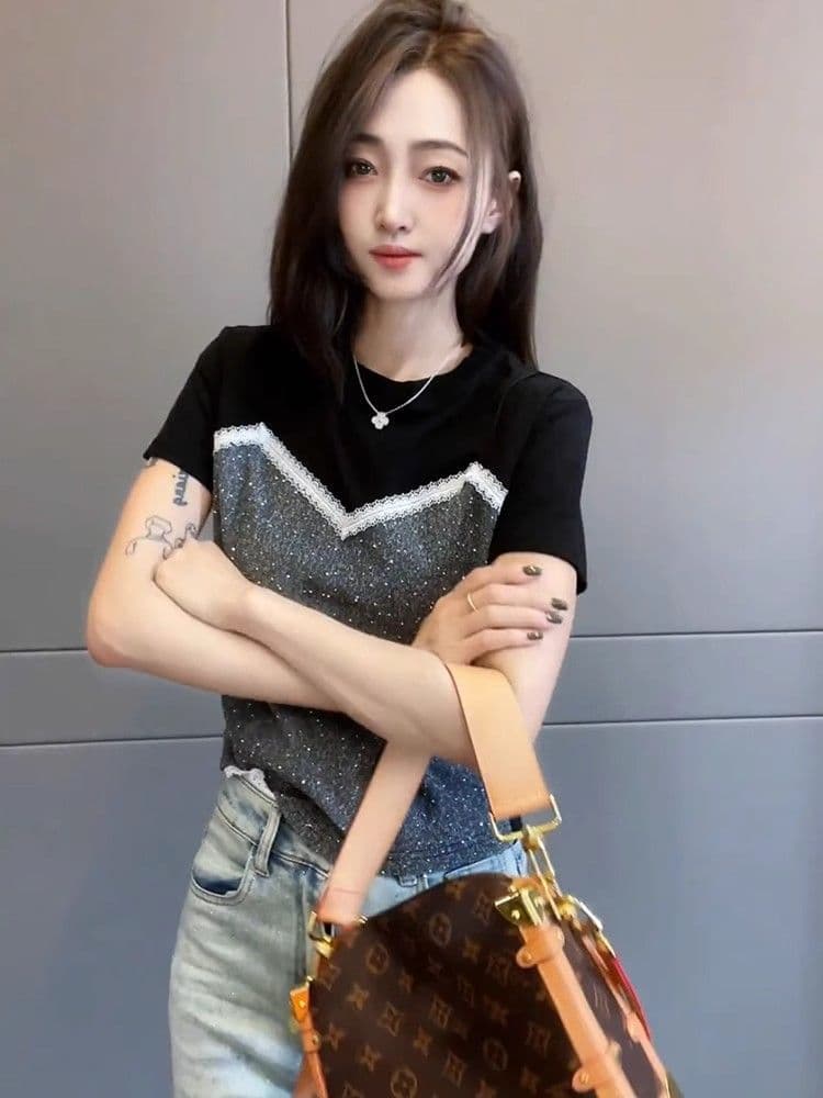 2026 여름 새로운 라운드 넥 긍정적 인 어깨 패션 패치워크 배색 반팔 티셔츠 여성 연령 감소 캐주얼 페이크 레이어드 맨위 상세 이미지 4