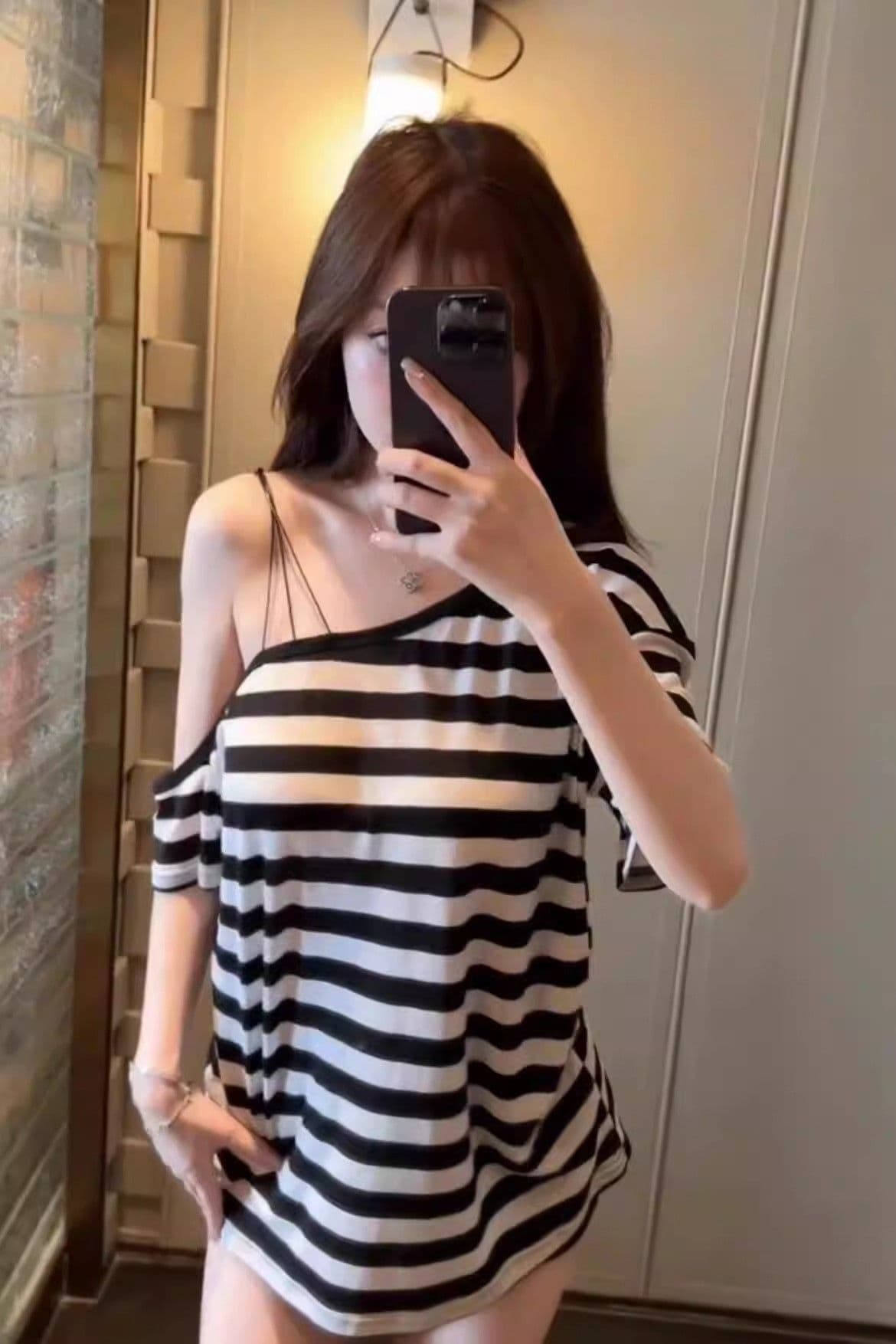 느슨함 센스 느긋한 바람이 아닙니다. 규칙 스트라이프 스트랩 루즈핏 티셔츠 여성 순수한 욕망 핫걸 섹시함 비스듬한 어깨 슬립 맨위 상세 이미지 5