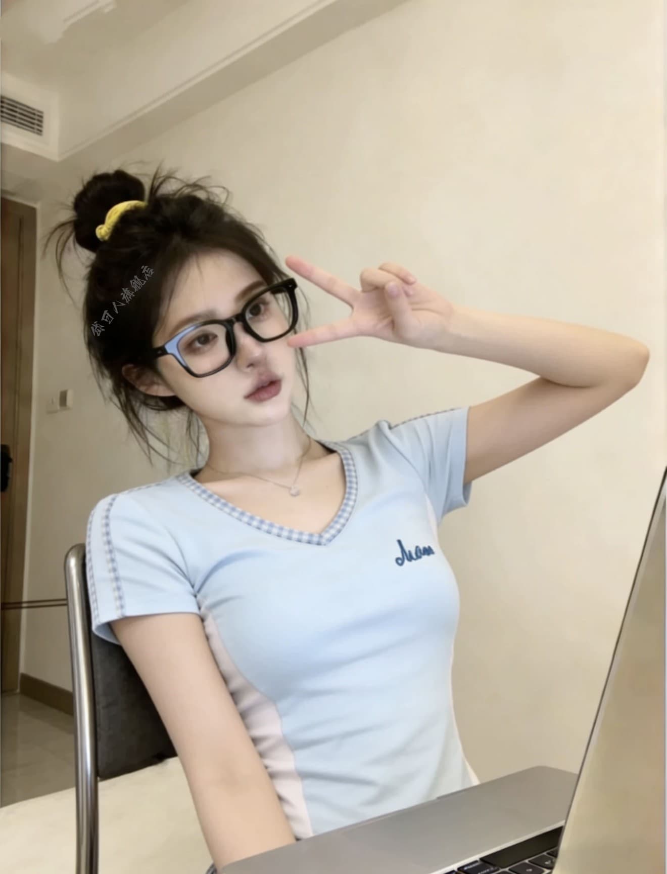 면 리브 블루 화이트 배색 체크무늬 V넥 긍정적 인 어깨 반팔 티셔츠 여성 몸매 가꾸기 슬림해 보이는 쇼트 스타일 맨위 상세 이미지 4