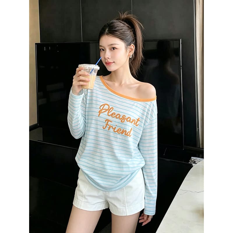 한 부서 캐주얼 바람 블루 화이트 스트라이프 알파벳 프린트 긴팔 티셔츠 여성 26 여름 새로운 오프숄더 루즈핏 얇고 가벼운 맨위 이미지 3