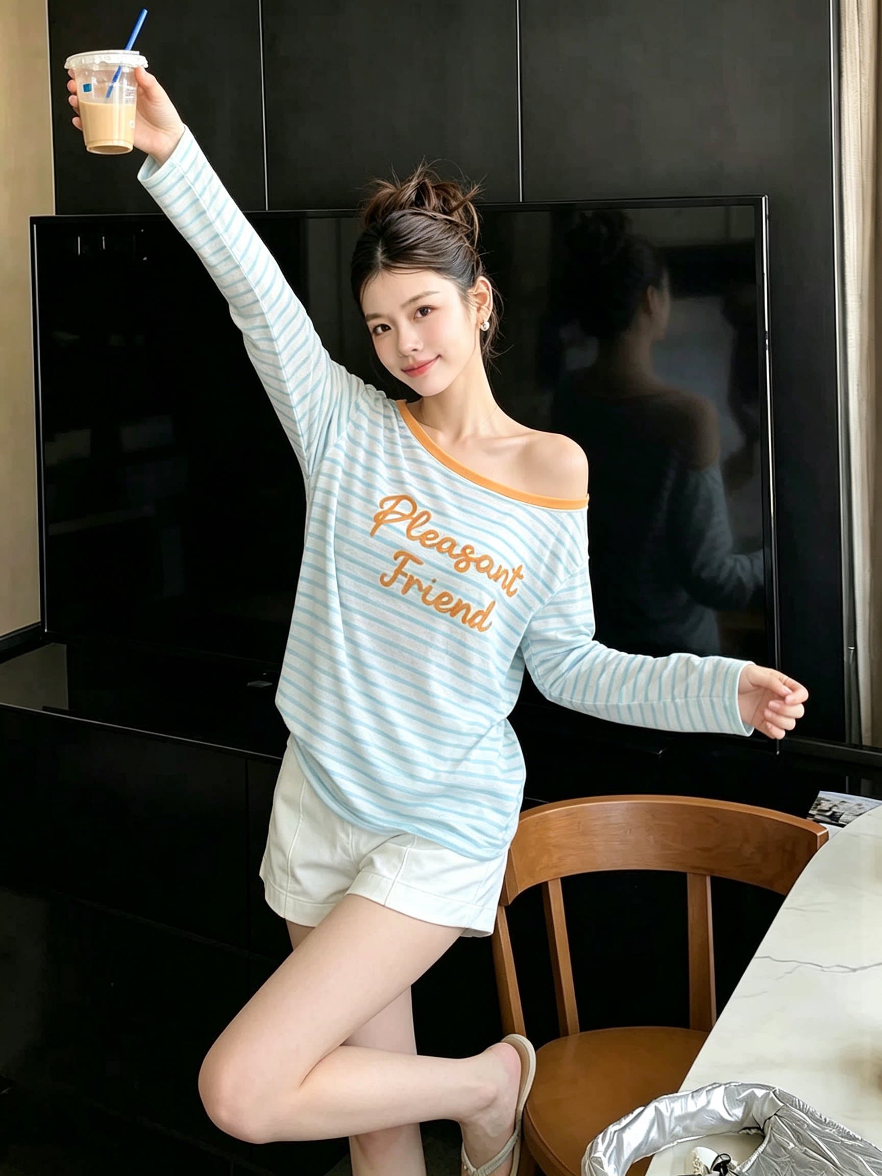 한 부서 캐주얼 바람 블루 화이트 스트라이프 알파벳 프린트 긴팔 티셔츠 여성 26 여름 새로운 오프숄더 루즈핏 얇고 가벼운 맨위 상세 이미지 1