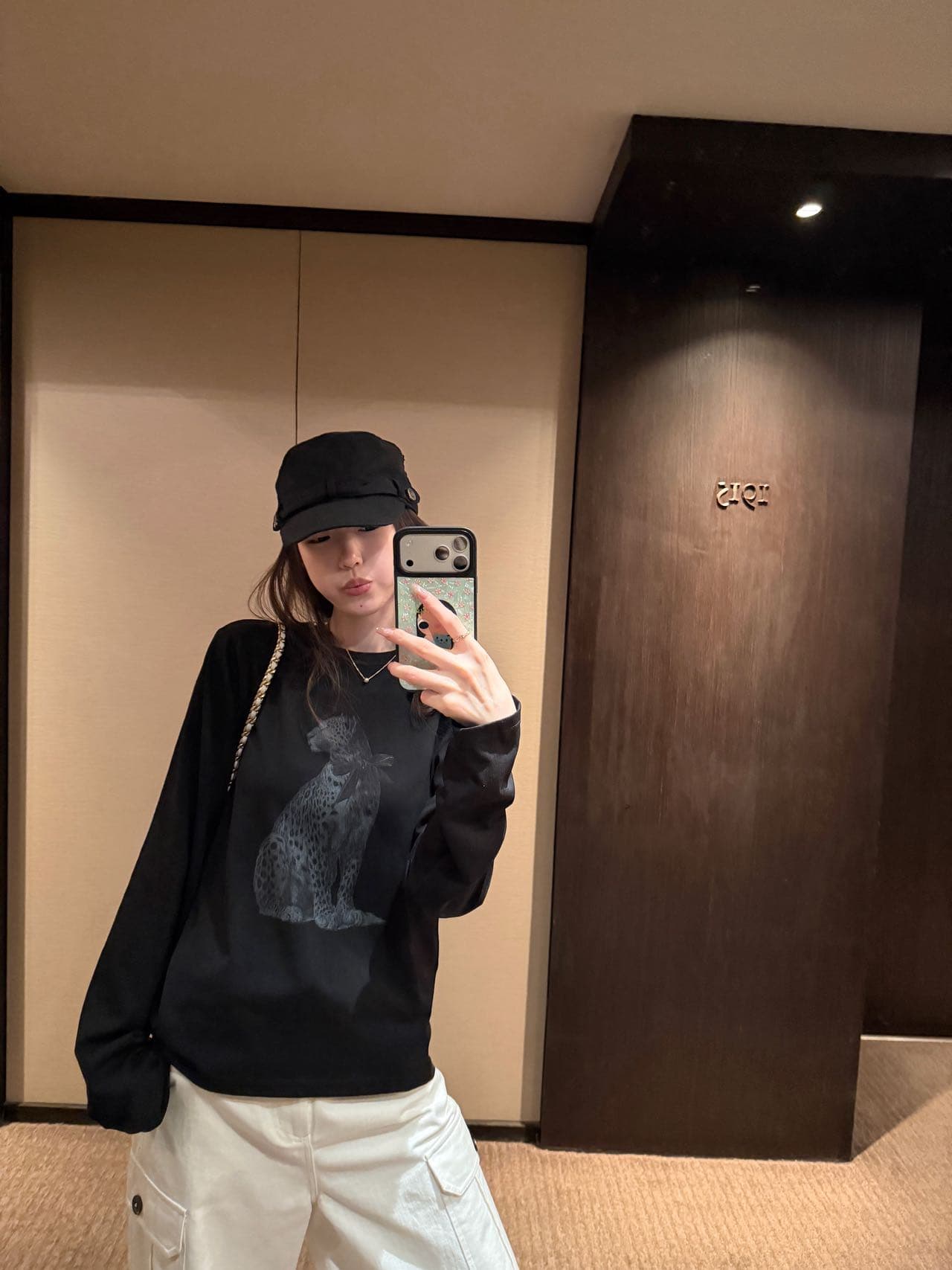 눈꽃 면 70 면 30 폴리 에스터 가을 새로운 표범 프린트 긴팔 티셔츠 여성 빛 럭셔리 라운드 넥 긍정적 인 어깨 의류 상세 이미지 6