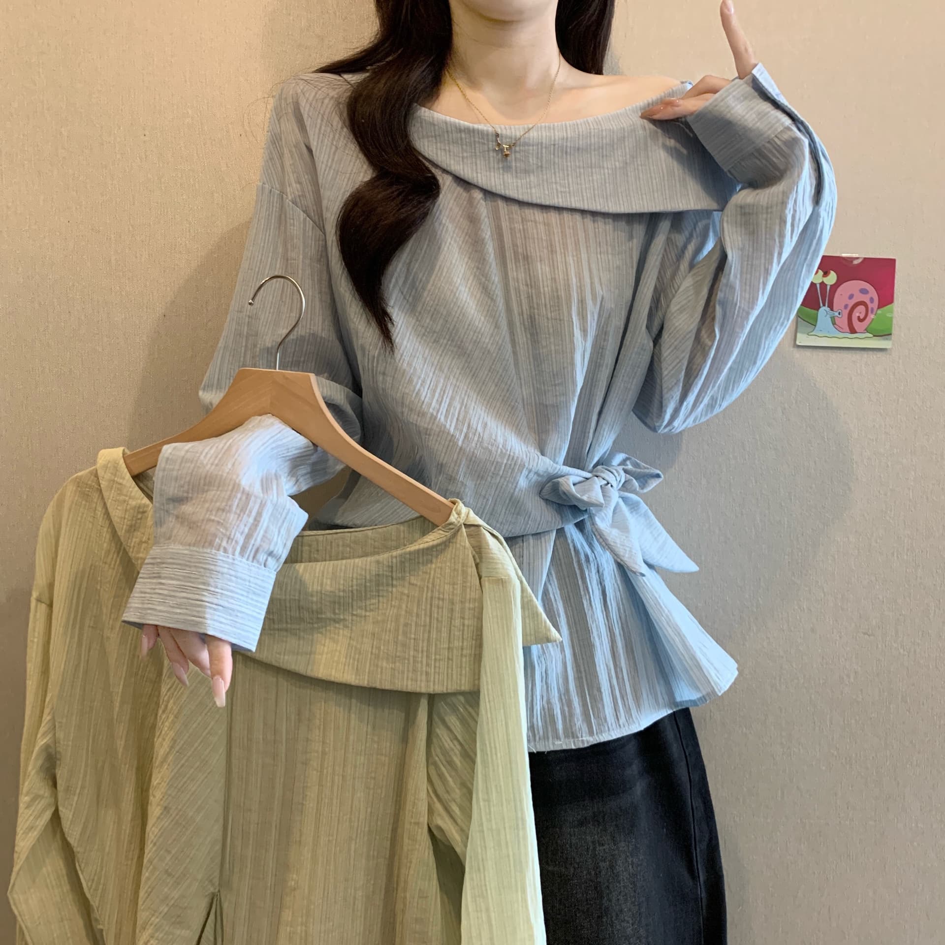 오프숄더 스트라이프 긴팔 여성 셔츠 봄 여름 빅 사이즈 지방 mm 슬림해 보이는 디자인 센스 레이스업 허리 수축 표지 배 맨위 상세 이미지 1