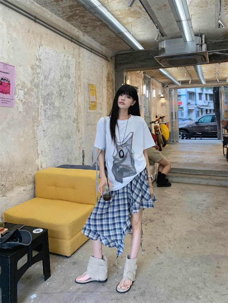 있음 선적 실사 디자인 센스 화이트 프린트 라운드 넥 반팔 티셔츠 허리밴드 체크무늬 반신 치마 세트 상세 이미지 3