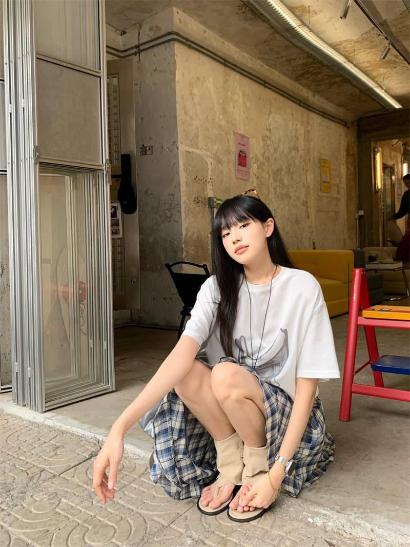 있음 선적 실사 디자인 센스 화이트 프린트 라운드 넥 반팔 티셔츠 허리밴드 체크무늬 반신 치마 세트 상세 이미지 11