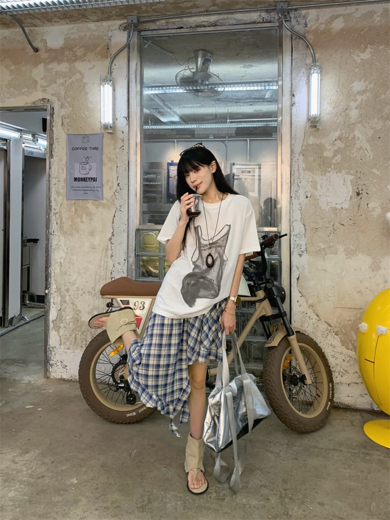 있음 선적 실사 디자인 센스 화이트 프린트 라운드 넥 반팔 티셔츠 허리밴드 체크무늬 반신 치마 세트 상세 이미지 21