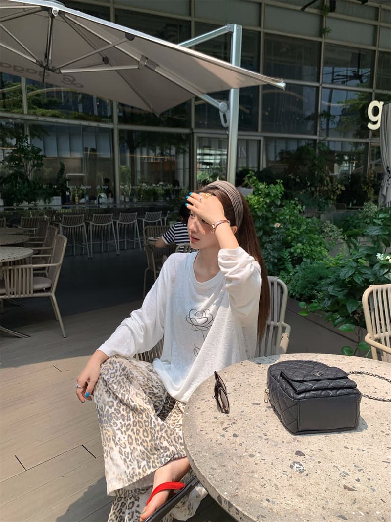있음 선적 실사 이른 가을 새로운 전후 패치워크 익스트림 제인 꽃 긴팔 화이트 자외선 차단 티셔츠 레오파드 무늬 와이드 레그 팬츠 상세 이미지 12