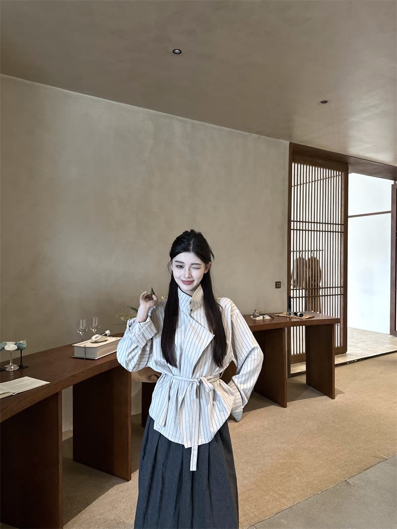 있음 선적 실사 이른 가을 스탠드 칼라 세로 줄무늬 디자인 센스 허리 수축 슬림해 보이는 셔츠 맨위 재킷 상세 이미지 3