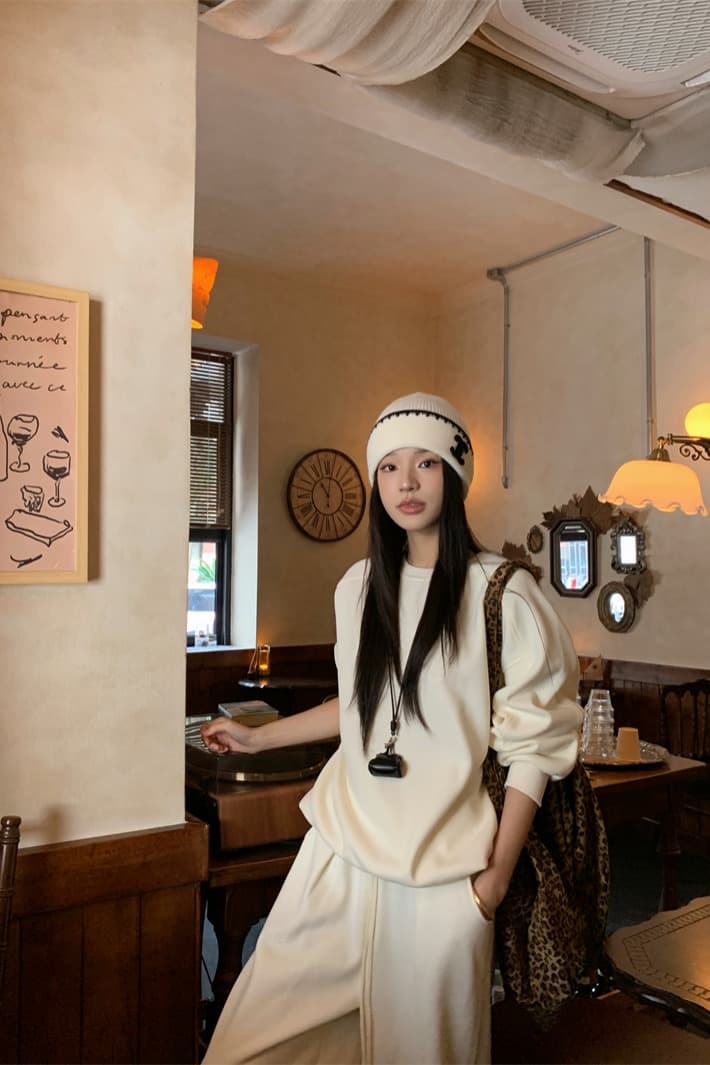 있음 선적 실사 느긋한 바람 라운드 넥 털이 있는 가을 겨울 보온 단색 후드티 화이트 웨이 바지 세트 이미지 6