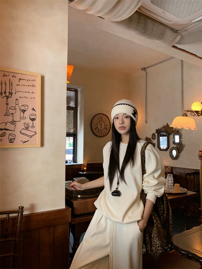 있음 선적 실사 느긋한 바람 라운드 넥 털이 있는 가을 겨울 보온 단색 후드티 화이트 웨이 바지 세트 상세 이미지 25