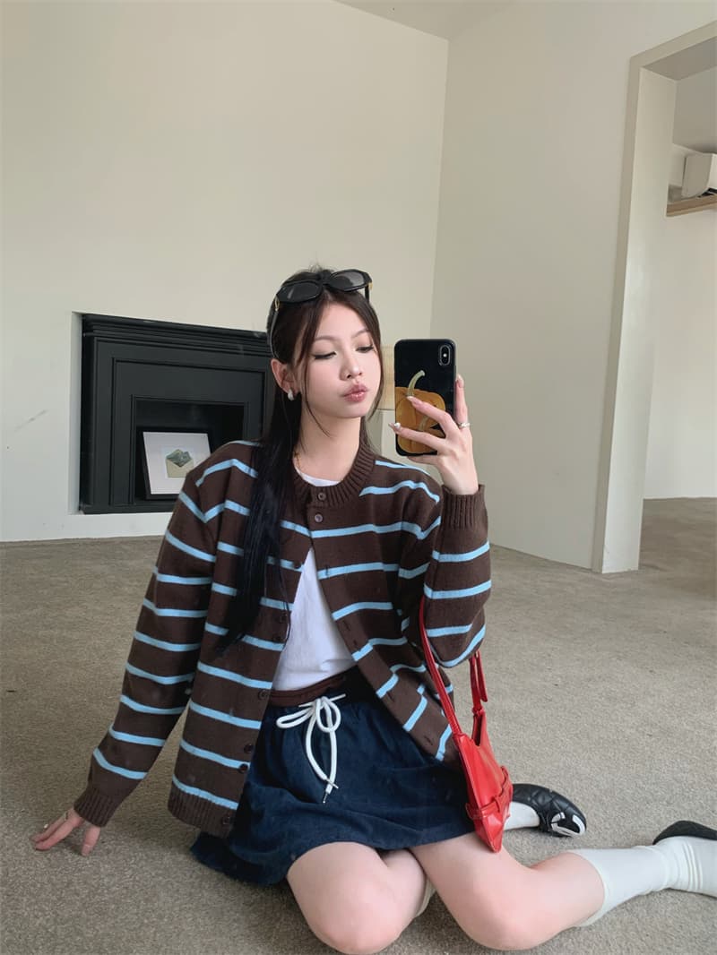 있음 선적 실사 느긋한 센스 스트라이프 털 니트 스웨터 여성 스트라이프 배색 라운드 넥 오픈 가디건 해군 치마바지 세트 상세 이미지 4