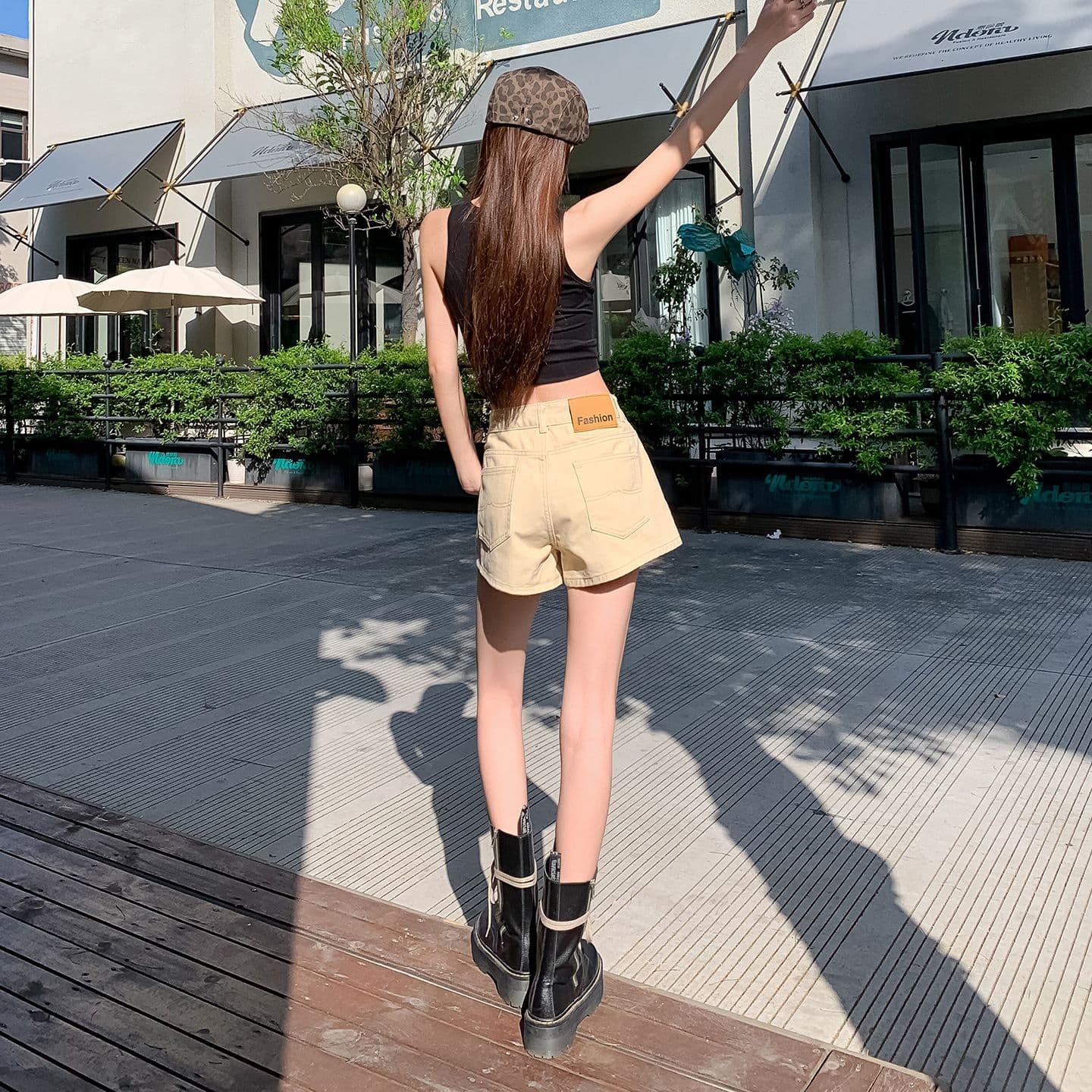데님 반바지 여성 2026 여름 새로운 루즈핏 넓은 다리 패션 다용도 연령 감소 슬림해 보이는 핫걸 한 마디 핫 바지 트렌디 이미지 4