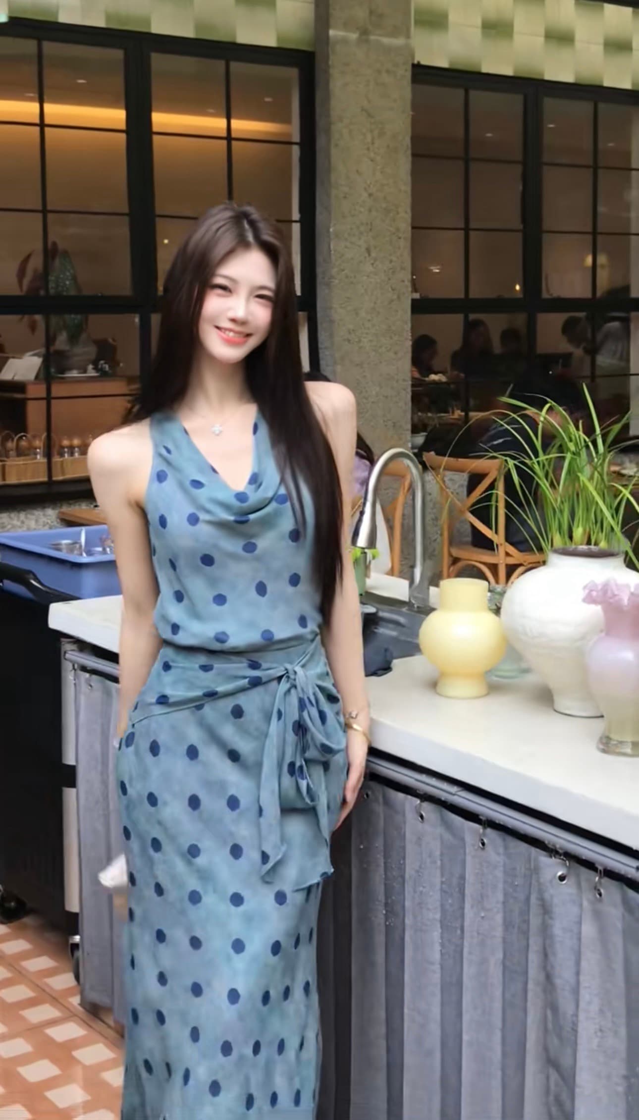 무쯔리 목자이 ~ 중 리 민소매 행침 목 흔들다 칼라 스트랩 허리 수축 쉬폰 톱 도루 센스 반신 스커트 도트 무늬 프린트 세트 상세 이미지 1