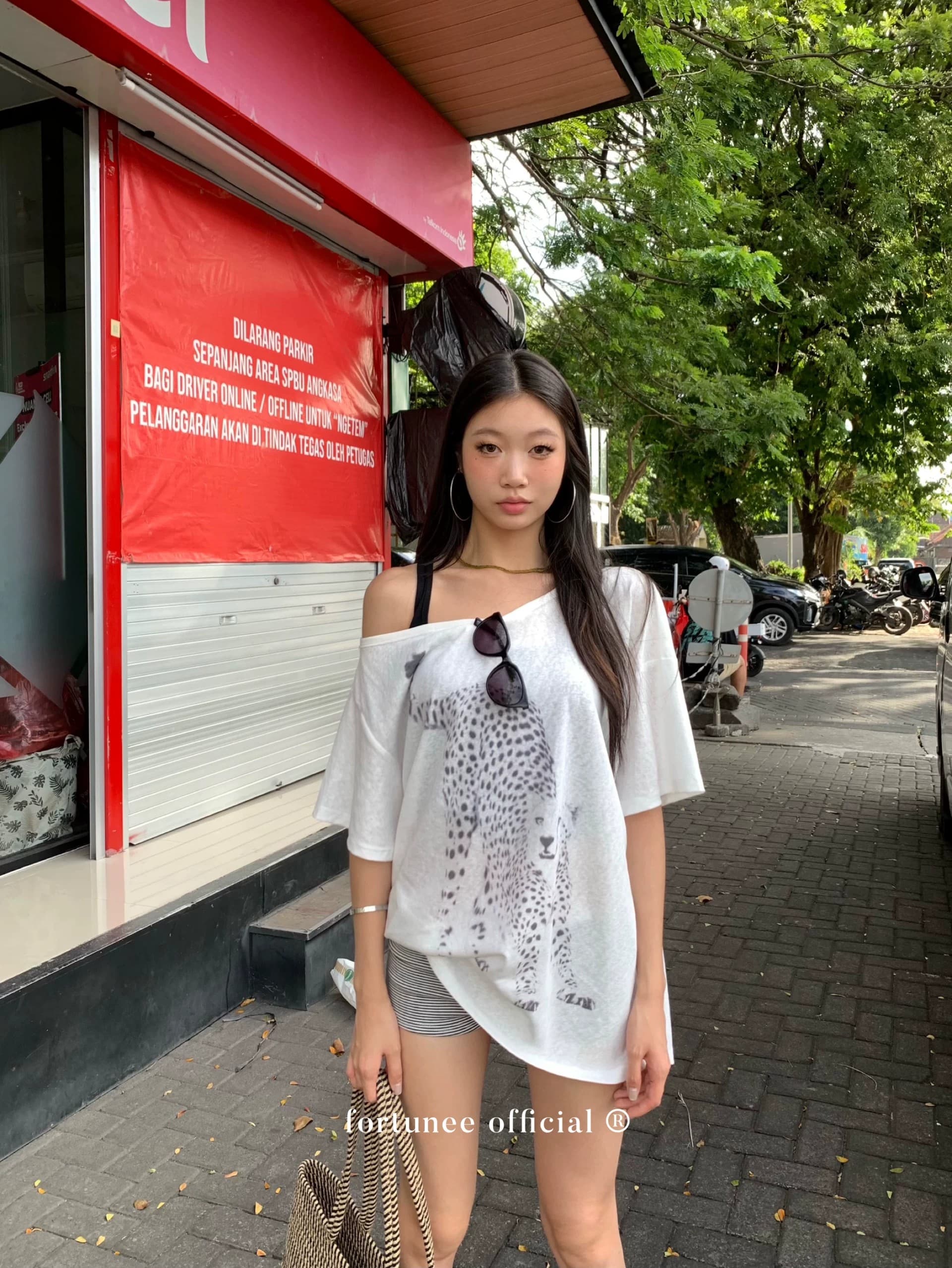 원본 것 얇은 스타일 레트로 표범 곡물 프린트 비스듬한 오프숄더 반팔 티셔츠 상세 이미지 4