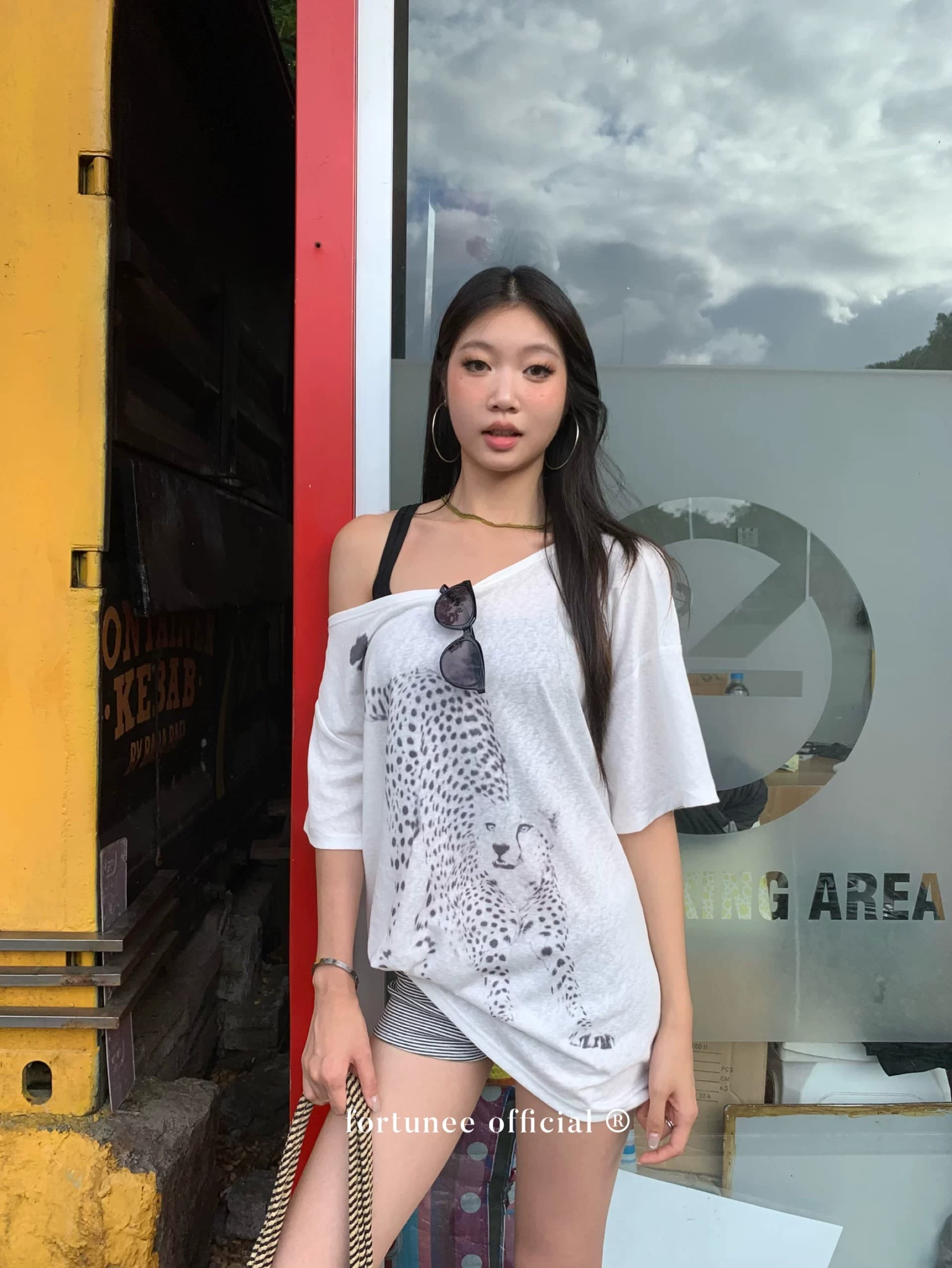 원본 것 얇은 스타일 레트로 표범 곡물 프린트 비스듬한 오프숄더 반팔 티셔츠 상세 이미지 16