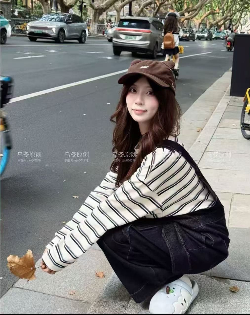 새로운 질량 지금 2026 가을 임산부 루즈핏 한국 스타일 데님 워크웨어 멜빵 바지 스트라이프 면 t 세트 이미지 4