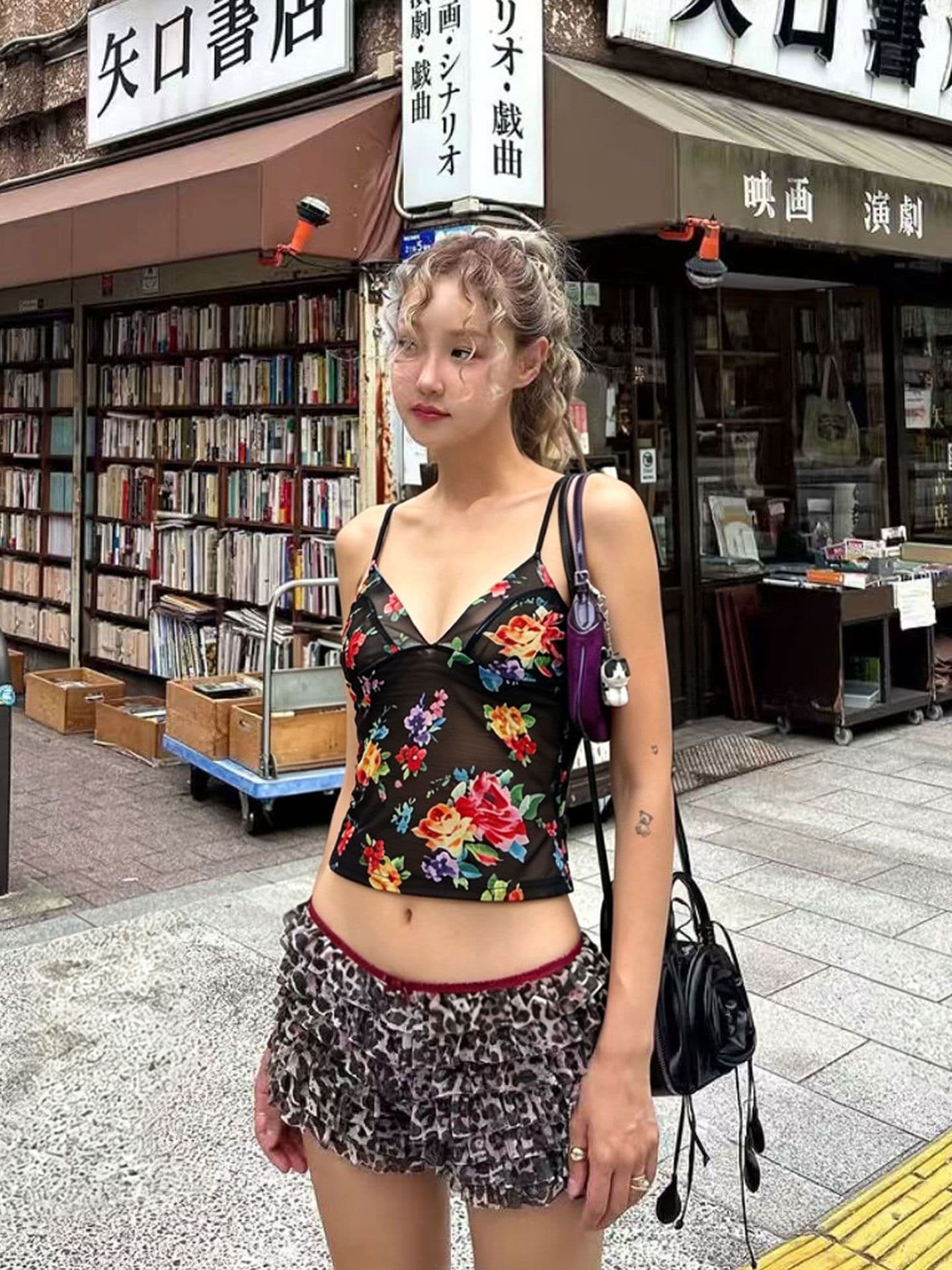 도파민 핫걸 더블 어깨끈 검정색 색상 꽃무늬 망사 캐미솔 이미지 4