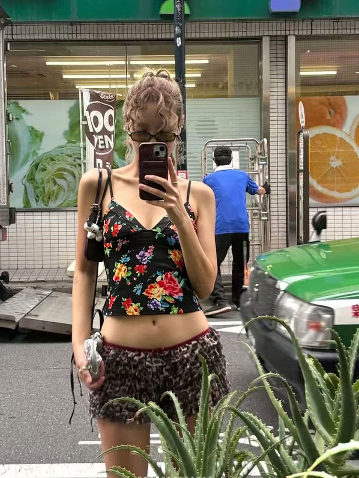 도파민 핫걸 더블 어깨끈 검정색 색상 꽃무늬 망사 캐미솔 상세 이미지 4