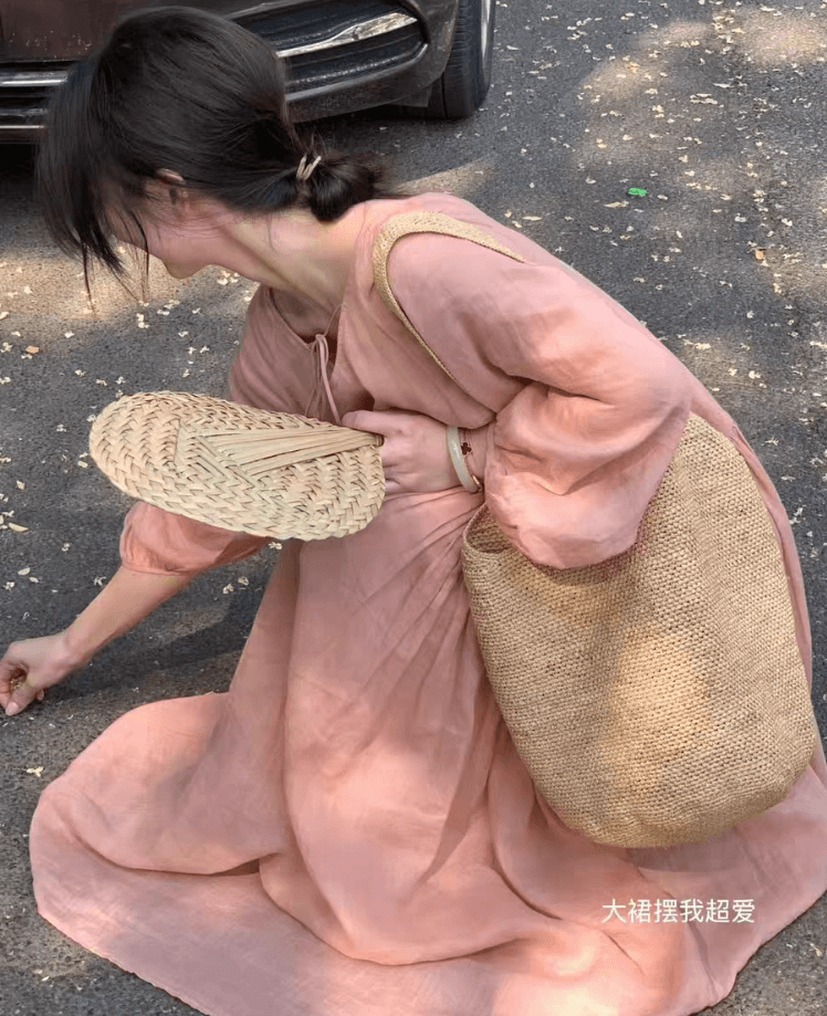 가을 의상 새로운 빅 사이즈 여성 의류 핑크색 순수한 라미 단색 빅 사이즈 V넥 레이스업 드레스 루즈핏 여성 치마 이미지 3